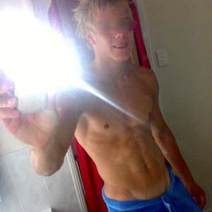 Beau gay blond et musclé pour rencontre sur Lyon